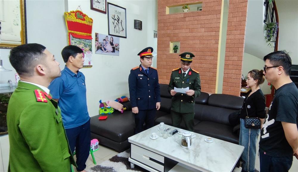 Cơ quan An ninh điều tra, Công an tỉnh Hà Nam tiến hành khám xét tại chỗ ở và nơi làm việc của bị can trong vụ án. Ảnh: Cổng thông tin Bộ Công an.