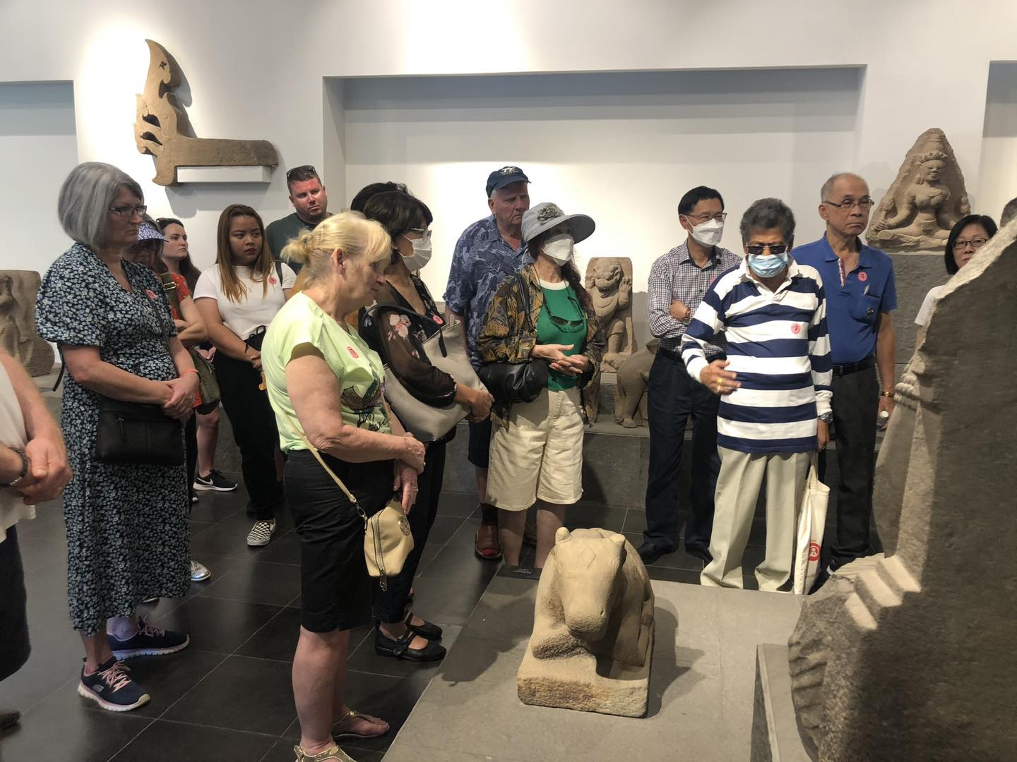 V&igrave; kh&ocirc;ng c&oacute; cảng chuy&ecirc;n về du lịch biển n&ecirc;n dịch vụ đi k&egrave;m cũng c&ograve;n hạn chế, chưa đồng bộ.