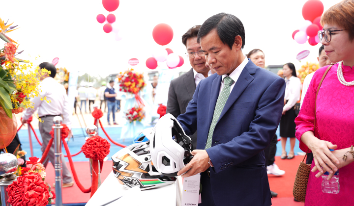 Chủ tịch UBND tỉnh Thừa Thiên Huế Nguyễn Văn Phương tham quan gian hàng trưng bày sản phẩm