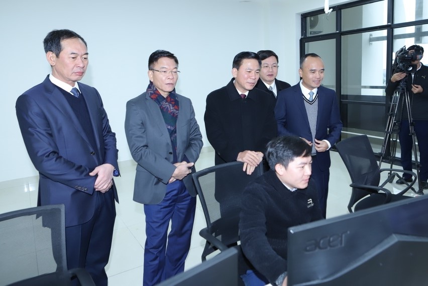 Bộ trưởng Bộ Tư pháp Lê Thành Long và lãnh đạo tỉnh Thanh Hóa thăm Trung tâm điều hành đô thị thông minh thành  Sầm Sơn