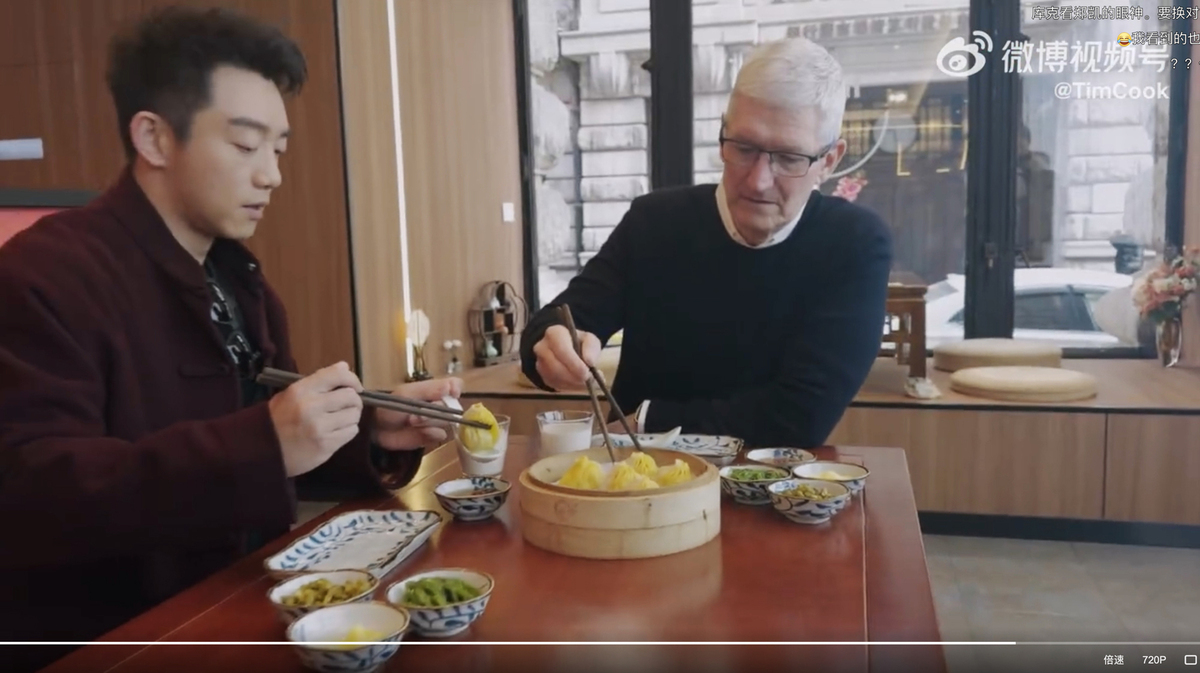 CEO Tim Cook dùng bữa sáng truyền thống Trung Quốc với diễn viên nổi tiếng Zheng Kai. 