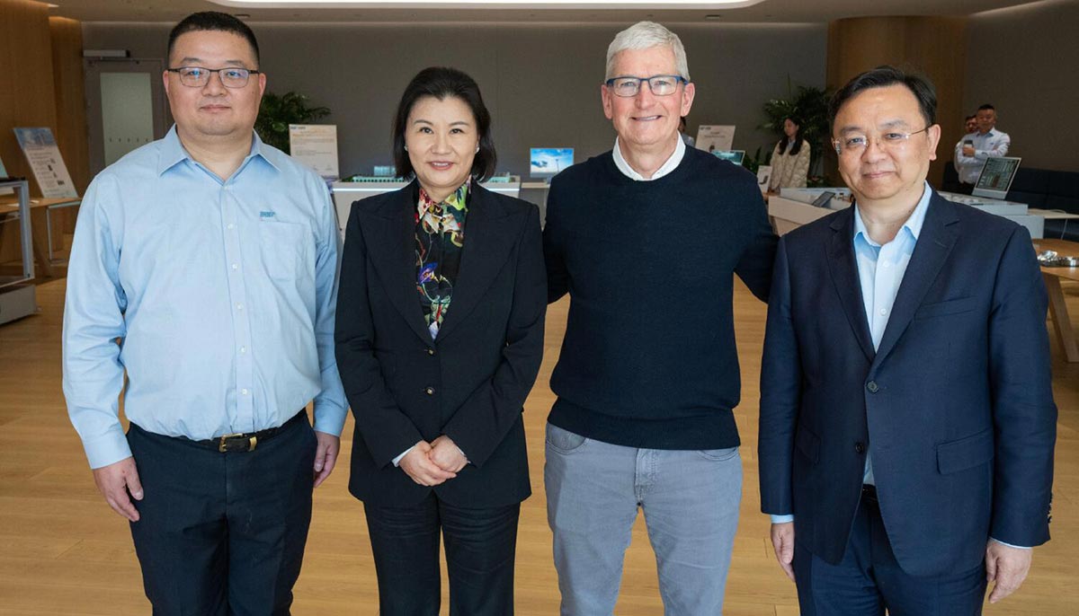 CEO Tim Cook gặp gỡ Chủ tịch BYD Wang Chuanfu.&nbsp;