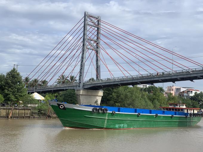 Một cầu đường bộ bắc qua kênh Chợ Gạo là tuyến lưu thông thủy vừa hoàn thành nạo vét, nâng cấp giai đoạn 2.