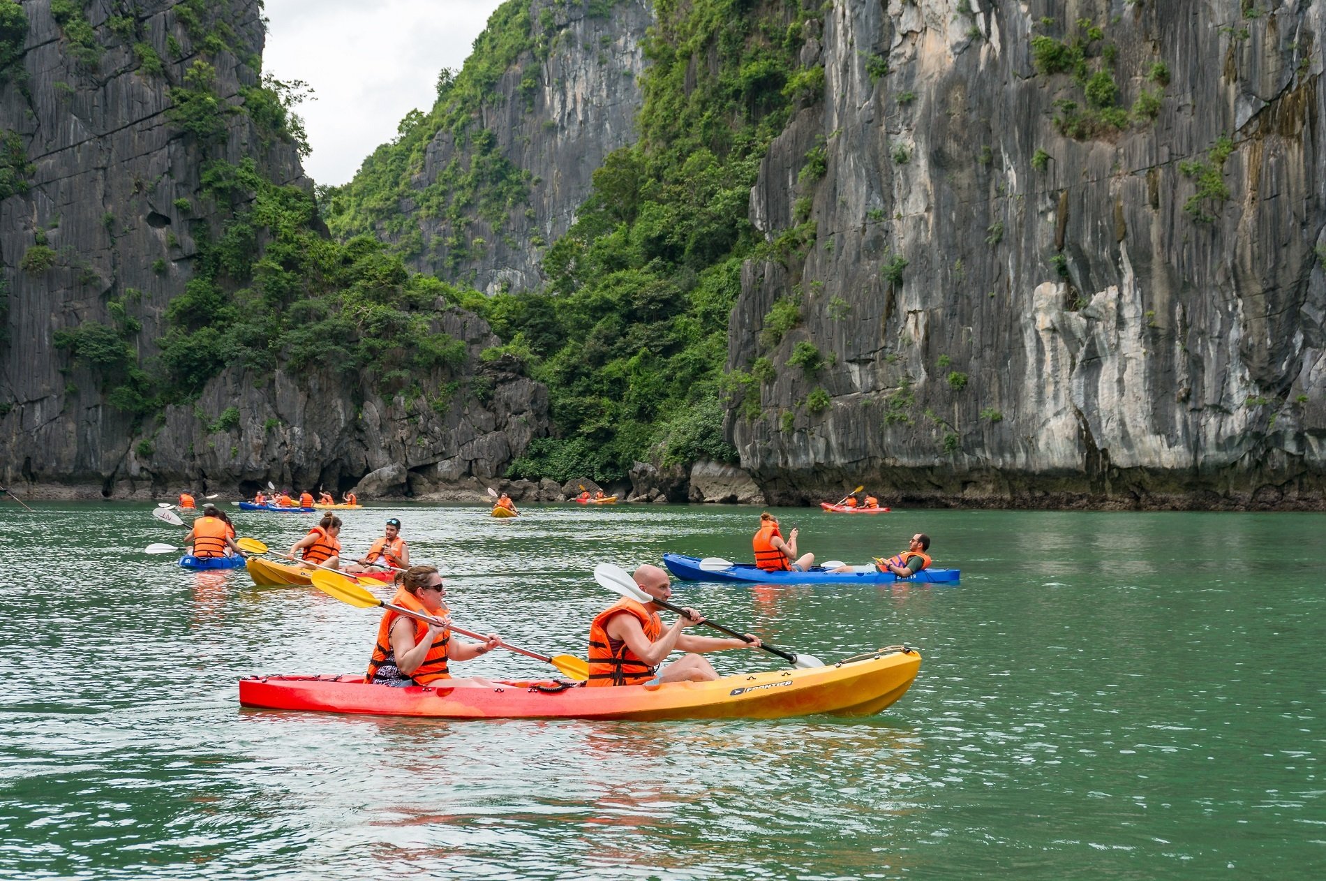 Dự kiến trong tháng 4 và tháng 5, lượng du khách đến vịnh Hạ Long sẽ tăng vọt vì bắt đầu bước vào thời gian cao điểm của du lịch biển đảo.