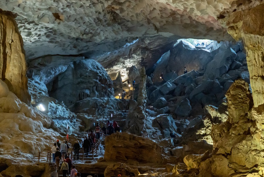 Trong 3 th&aacute;ng đầu năm 2024, di sản thi&ecirc;n nhi&ecirc;n thế giới&nbsp;vịnh Hạ Long&nbsp;đ&oacute;n kh&aacute;ch quốc tế rất nhộn nhịp.