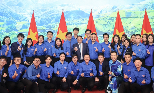 Thủ tướng c&ugrave;ng c&aacute;c đo&agrave;n vi&ecirc;n, thanh ni&ecirc;n tham dự Hội nghị - Ảnh: VGP