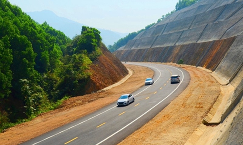 Nhiều tuyến cao tốc 2 l&agrave;n xe, lại kh&ocirc;ng c&oacute; dải ph&acirc;n c&aacute;ch cứng, r&igrave;nh rập nguy cơ mất an to&agrave;n giao th&ocirc;ng, đe dọa t&iacute;nh mạng người đi đường. Trong ảnh: Cao tốc La Sơn - T&uacute;y Loan.