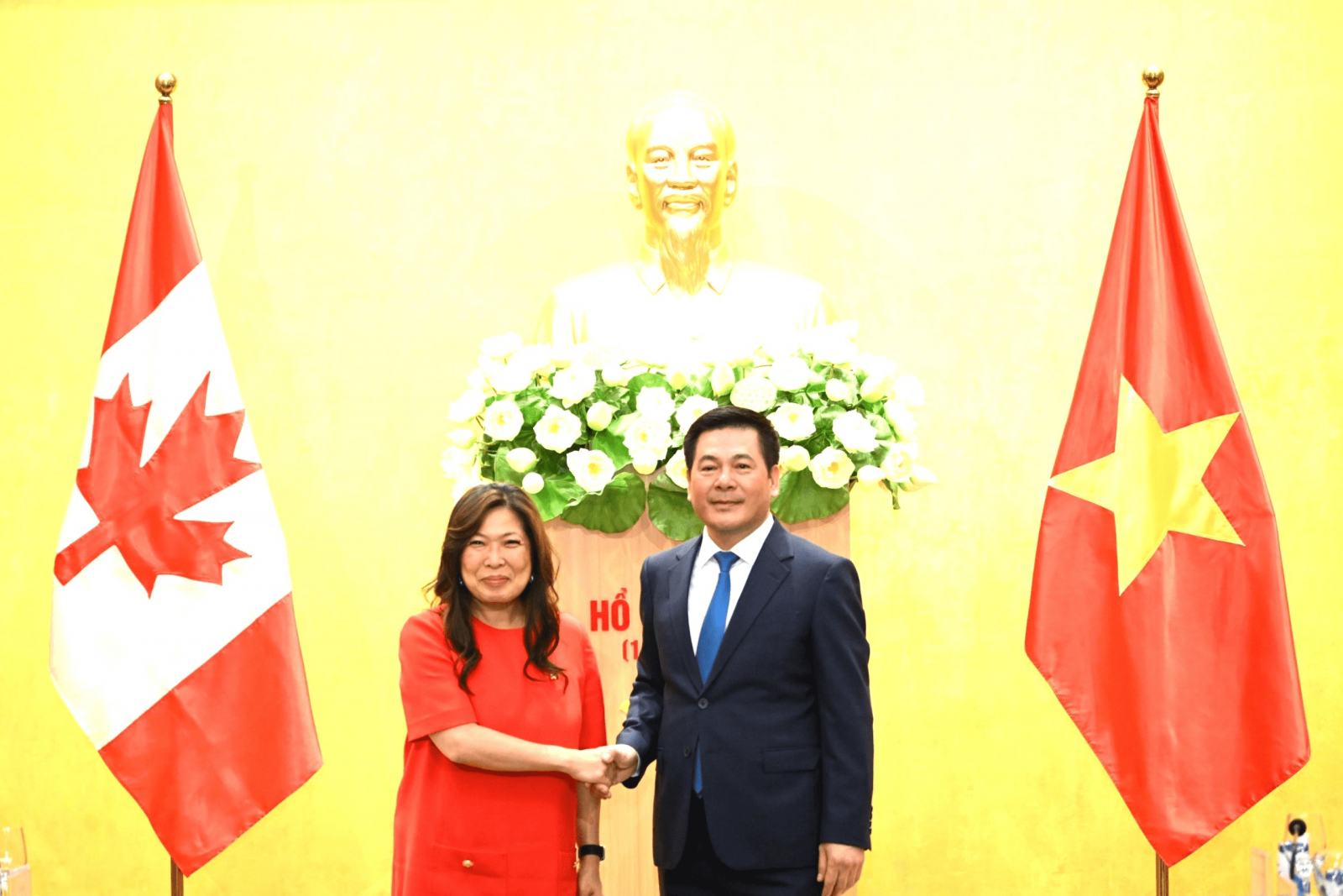 Bộ trưởng Phát triển kinh tế, Thương mại quốc tế và Xúc tiến xuất khẩu Canada Mary Ng và Bộ trưởng Bộ Công Thương Nguyễn Hồng Diên.