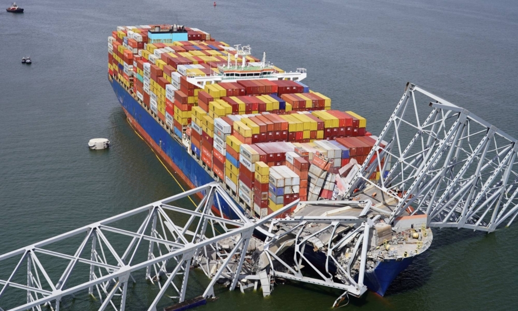Tàu container tên Dali đâm sập cầu Francis Scott Key rạng sáng ngày 26/3 - Ảnh: Reuters
