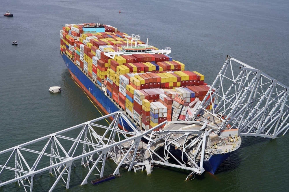 Tàu container tên Dali đâm sập cầu Francis Scott Key rạng sáng ngày 26/3 - Ảnh: Reuters