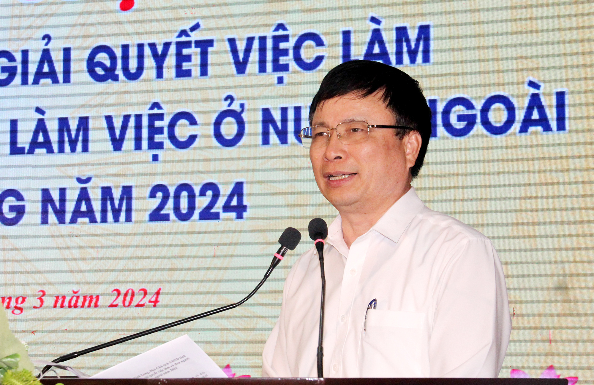 Phó Chủ tịch UBND tỉnh Nghệ An Bùi Đình Long phát biểu tại hội nghị