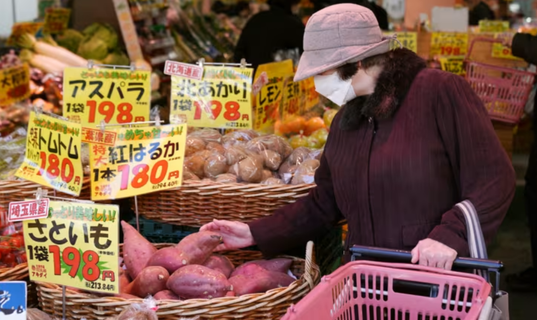 &ldquo;Nền kinh tế chung&rdquo; v&agrave; chi ph&iacute; sinh hoạt l&agrave; hai trong số những vấn đề h&agrave;ng đầu m&agrave; cử tri Nhật muốn Đảng D&acirc;n chủ Tự do của &ocirc;ng Kishida giải quyết - Ảnh: Bloomberg