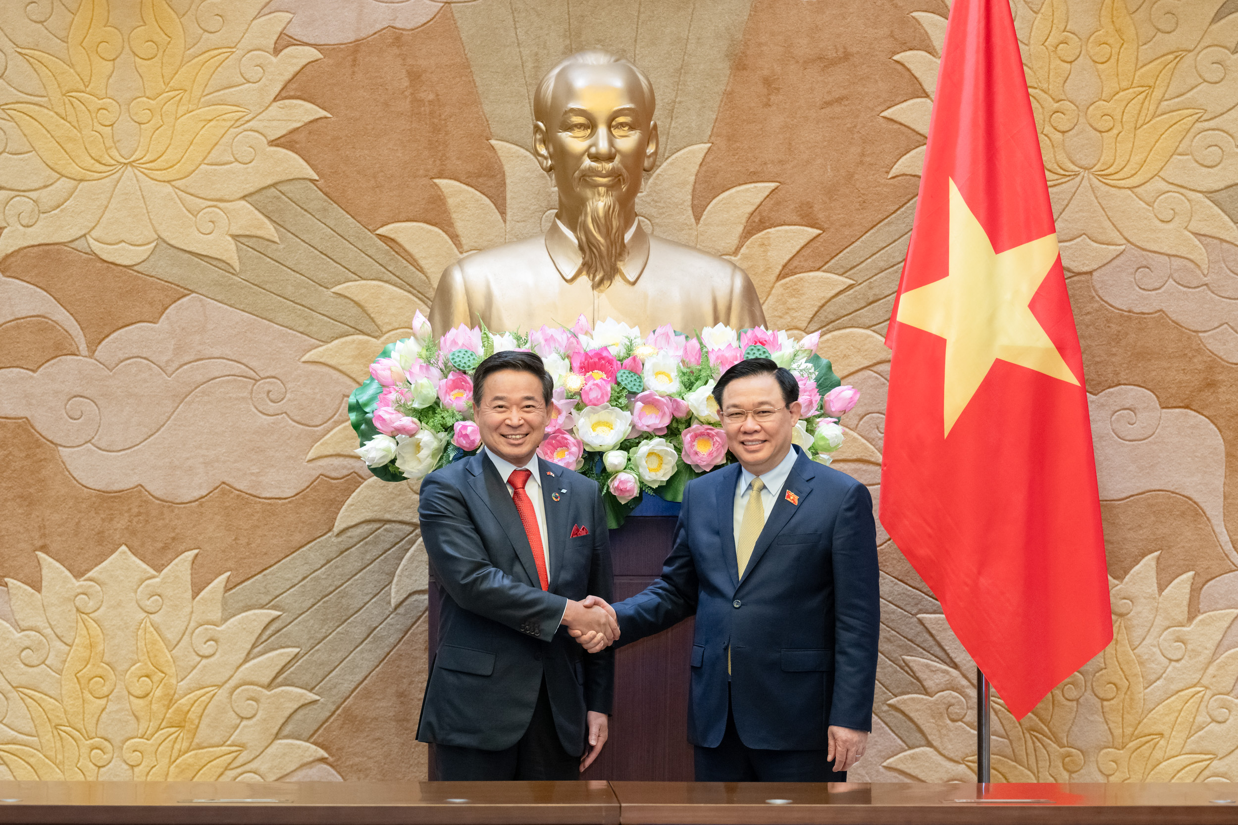 Chủ tịch Quốc hội Vương Đình Huệ và Phó Chủ tịch Hội đồng thành viên Keidanren, Chủ tịch Ủy ban Kinh tế Nhật – Việt Masayuki Hyodo. Ảnh: Quốc hội