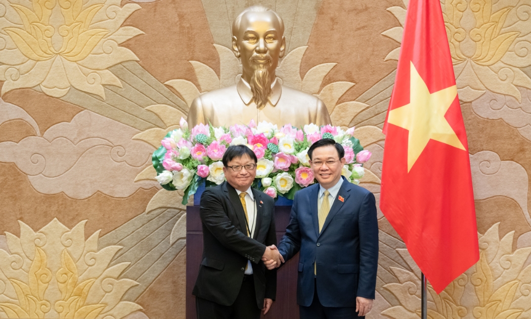 Chủ tịch Quốc hội Vương Đình Huệ và Chủ tịch Ủy ban Kinh tế Nhật – Việt Masayoshi Fujimoto. Ảnh: Quốc hội