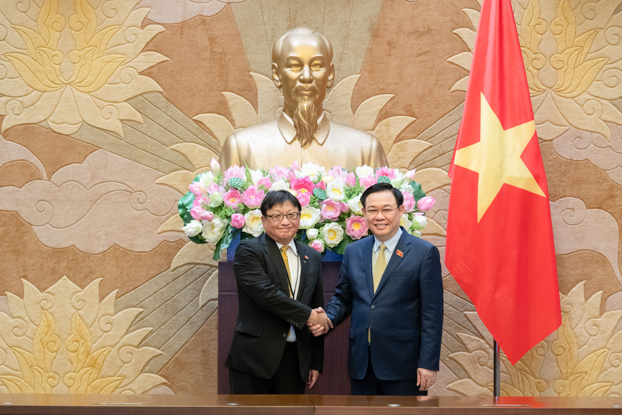 Chủ tịch Quốc hội Vương Đình Huệ và Chủ tịch Ủy ban Kinh tế Nhật – Việt Masayoshi Fujimoto. Ảnh: Quốc hội