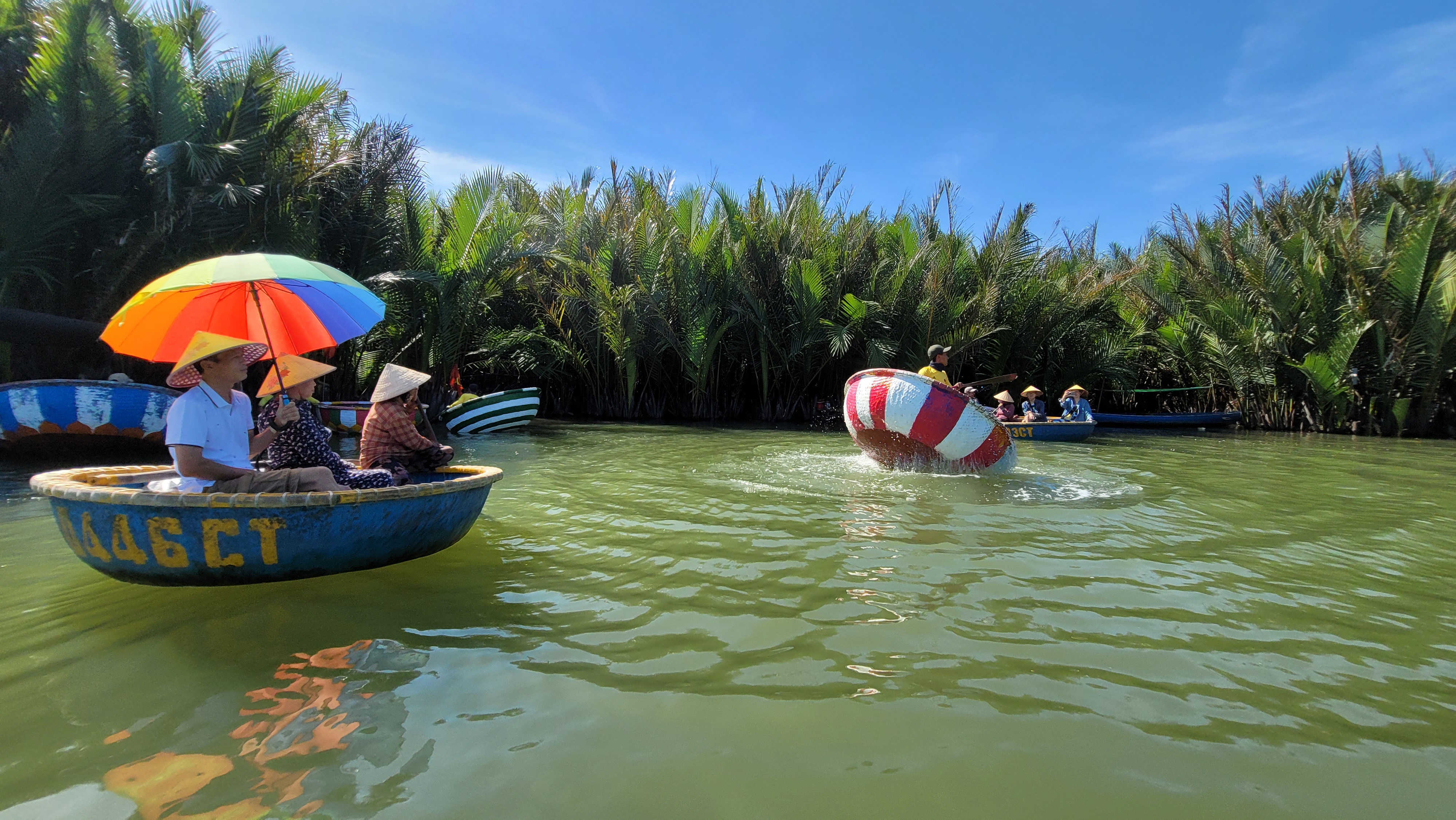 Do sở hữu được nhiều diện t&iacute;ch rừng dừa ngập mặn n&ecirc;n nhiều năm nay, du lịch đ&atilde; trở th&agrave;nh ng&agrave;nh nghề 