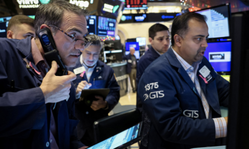 Chứng khoán Mỹ lập kỷ lục mới, giá dầu giảm, bitcoin mất mốc 70.000 USD