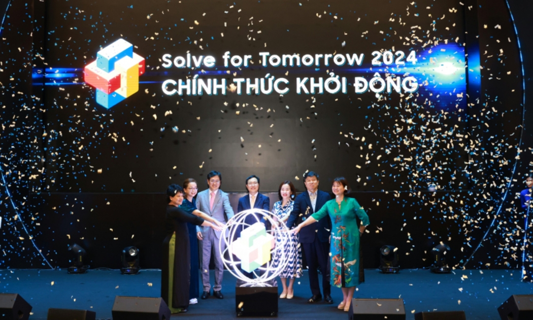 Các đại biểu thực hiện nghi thức khởi động cuộc thi Solve for Tomorrow 2024.