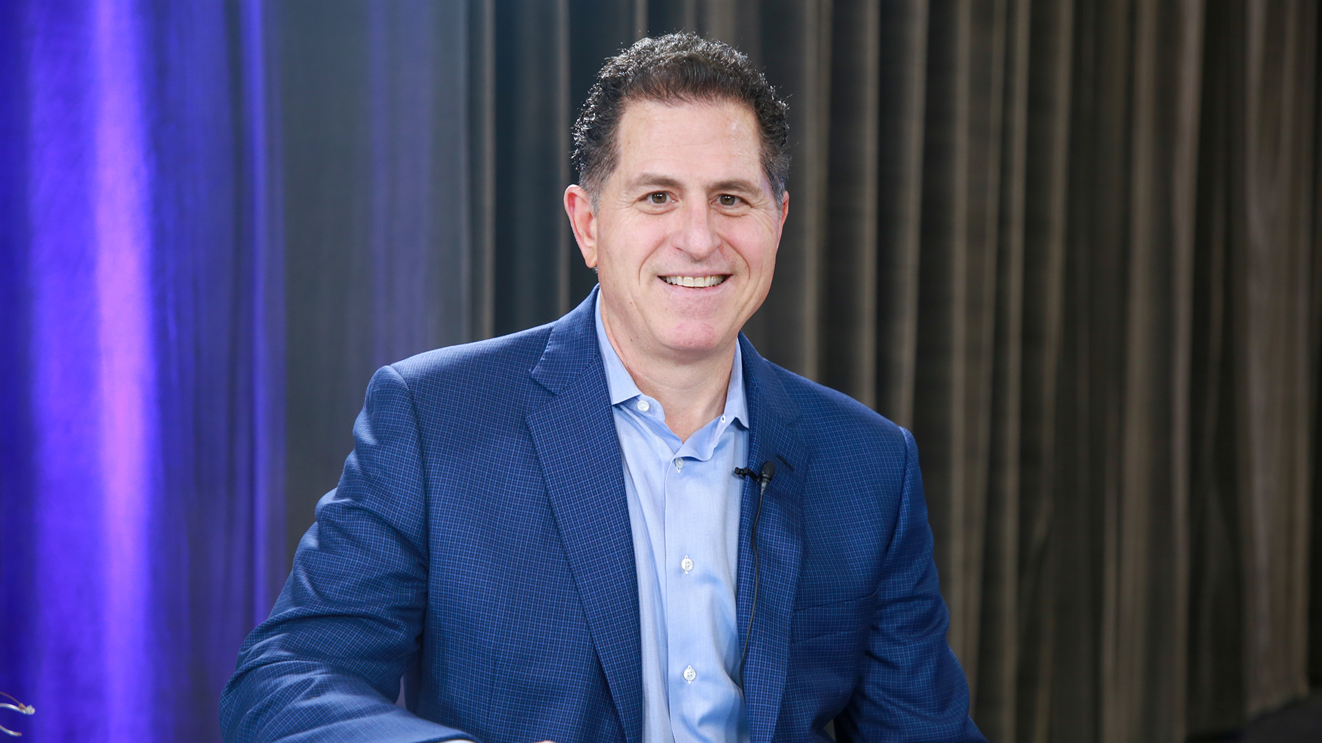 Ở tuổi 59, Michael Dell vẫn giữ được nét trẻ trung, mái tóc xoăn chỉ nhuốm màu xám.