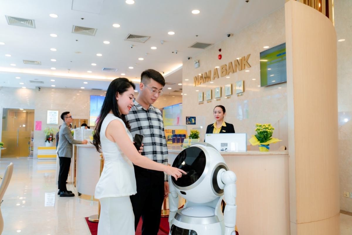 Khách hàng giao dịch tại Nam A Bank.