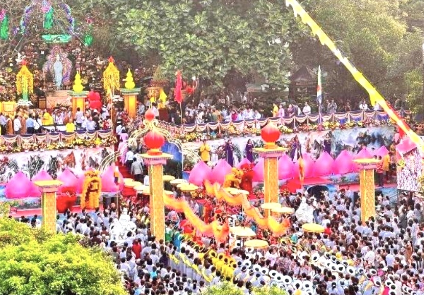H&agrave;ng vạn người d&acirc;n v&agrave; phật tử tham gia Lễ v&iacute;a Đức Bồ t&aacute;t Qu&aacute;n Thế &Acirc;m trong ngừng ng&agrave;y diễn ra Lễ hội.