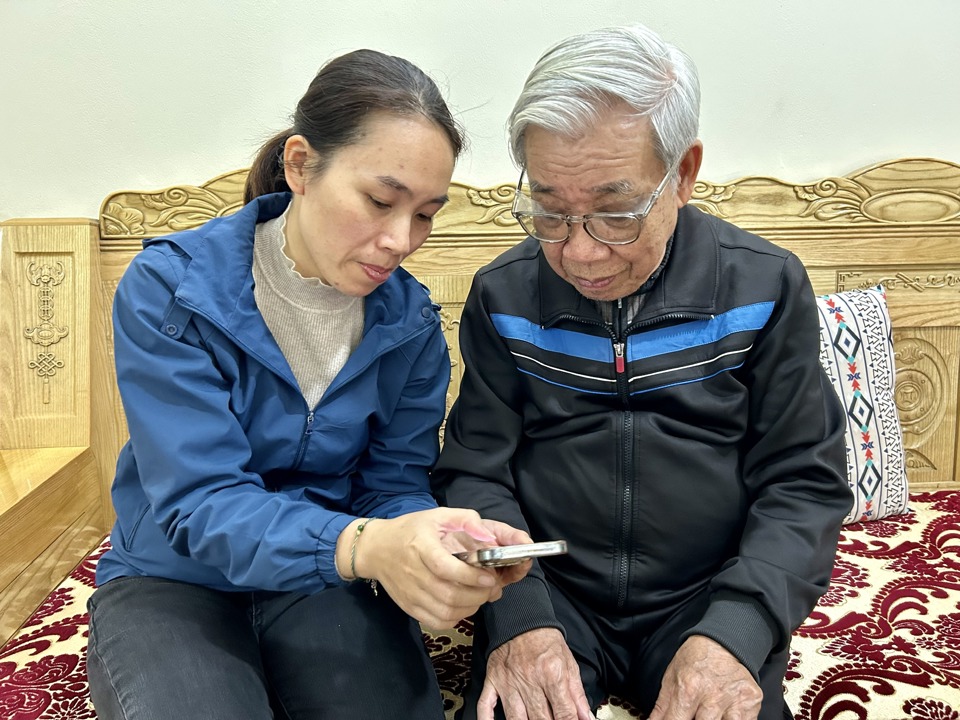 Hướng dẫn người thụ hưởng nhận chế độ an sinh qua tài khoản. Ảnh: Thủy Trúc.