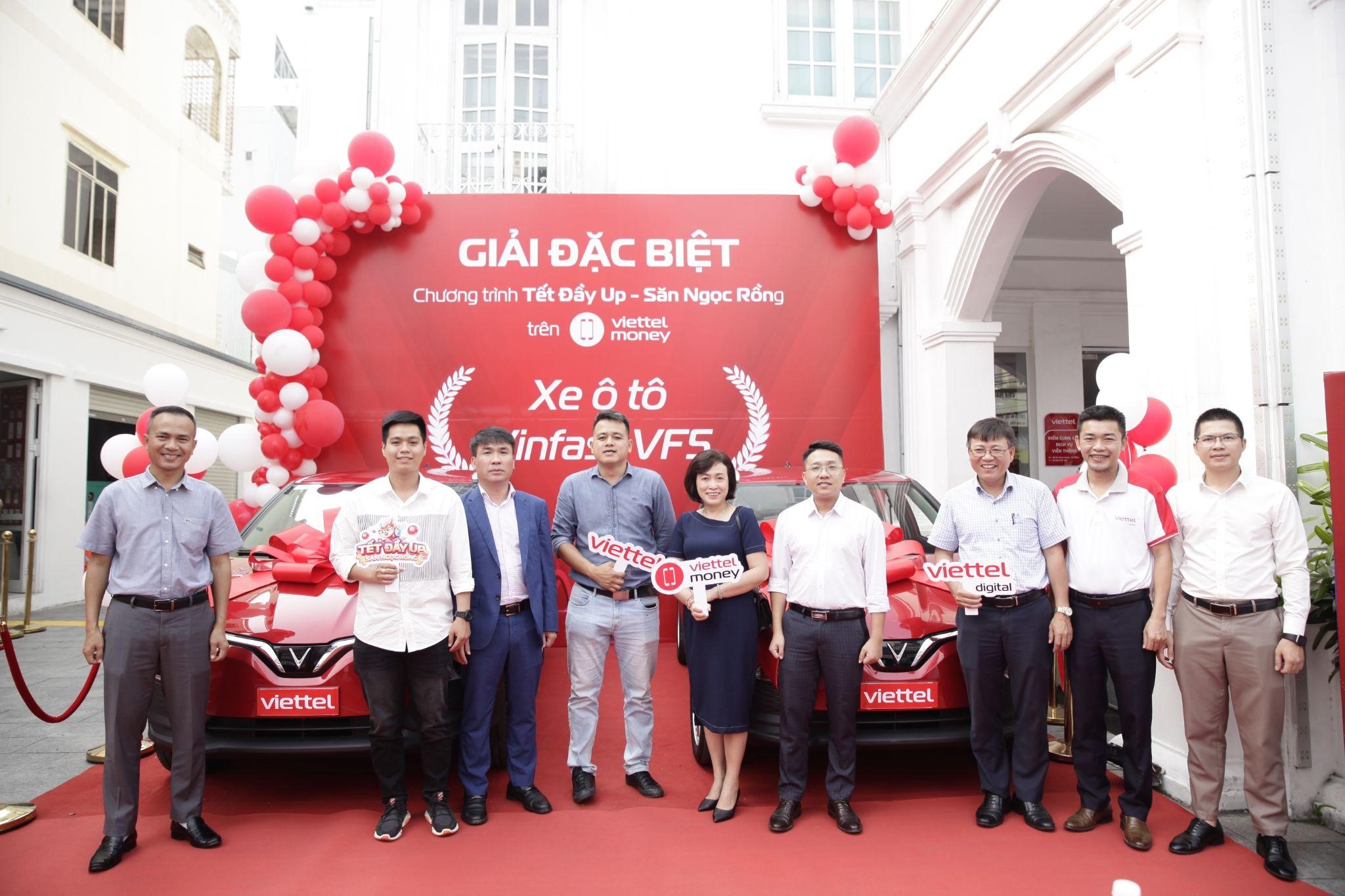 Khách hàng nhận giải đặc biệt chương trình “Tết đầy up - Săn ngọc Rồng”của Viettel Money.