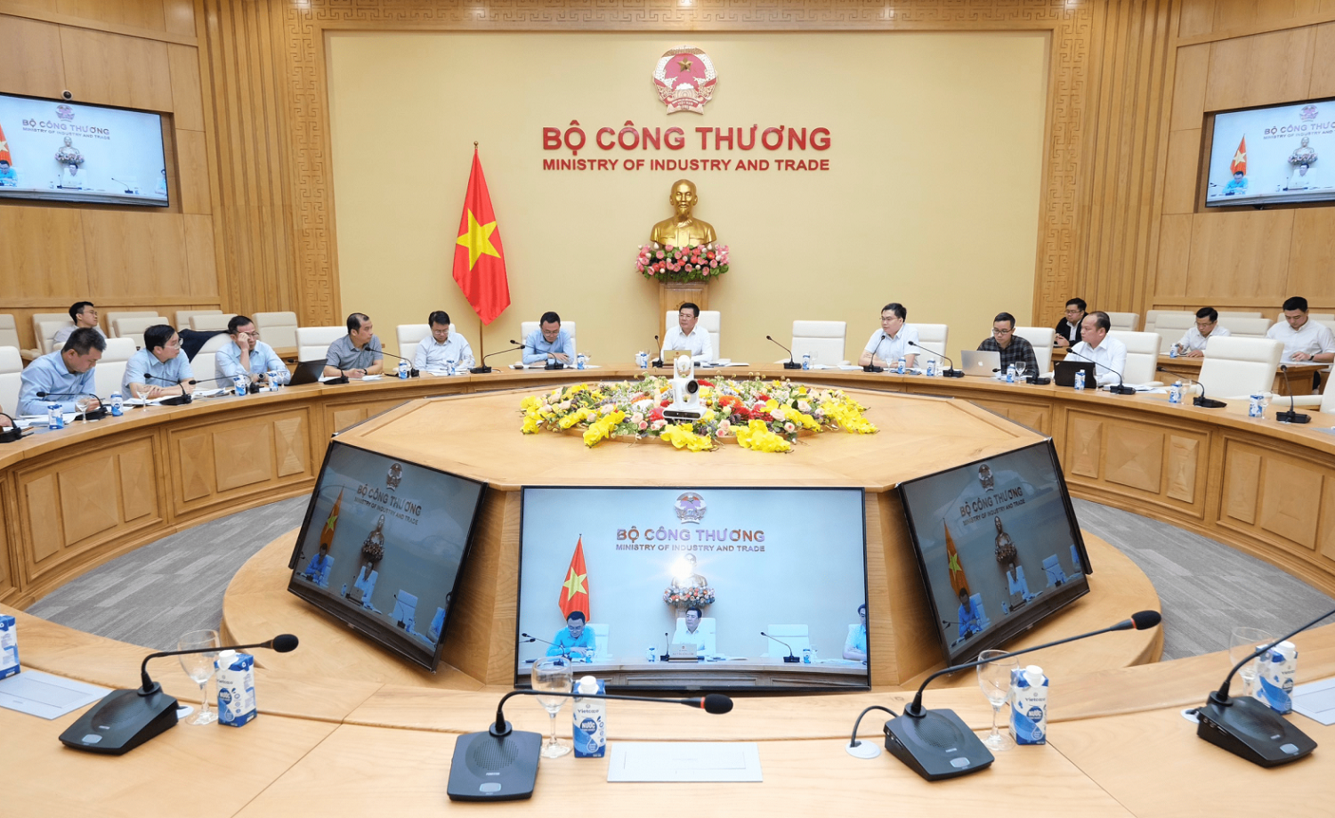 Bộ trưởng Nguyễn Hồng Di&ecirc;n chủ tr&igrave; cuộc họp th&aacute;o gỡ kh&oacute; khăn, vướng mắc để thực hiện c&aacute;c dự &aacute;n điện kh&iacute; trong Quy hoạch điện 8. Ảnh: Bộ C&ocirc;ng Thương.