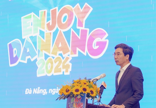 Phó Chủ tịch UBND TP. Đà Nẵng Trần Chí Cường hát biểu tại Chương trình EnJoy DaNang 2024. Ảnh: Ngô Anh Văn