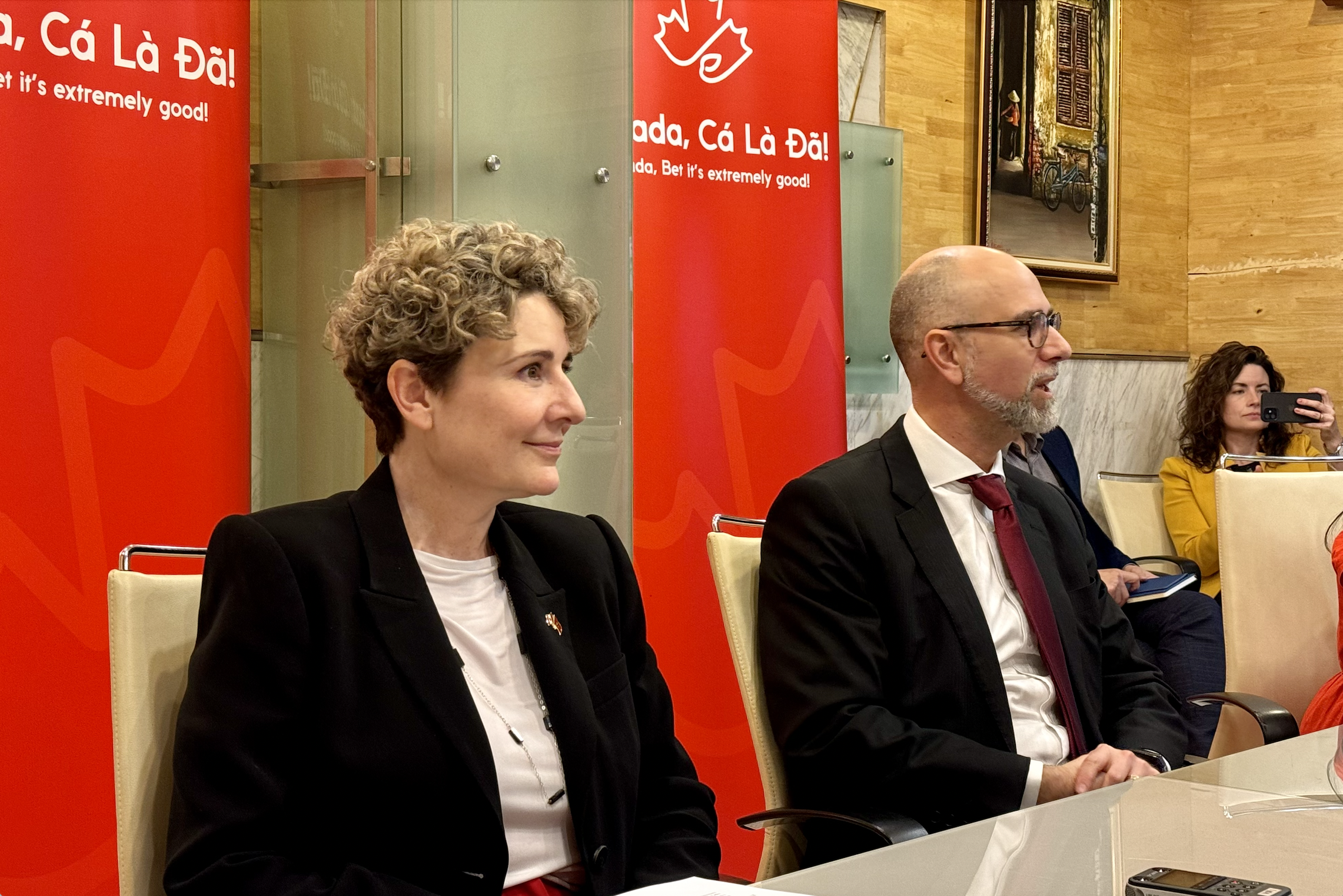 Bà Deidrah Kelly, Giám đốc điều hành Văn phòng Nông nghiệp và Thực phẩm Nông nghiệp của Canada tại khu vực Ấn Độ Dương - Thái Bình Dương (IPAAO) (trái) và Đại sứ Canada tại Việt Nam Shawn Steil. Ảnh: VnEconomy