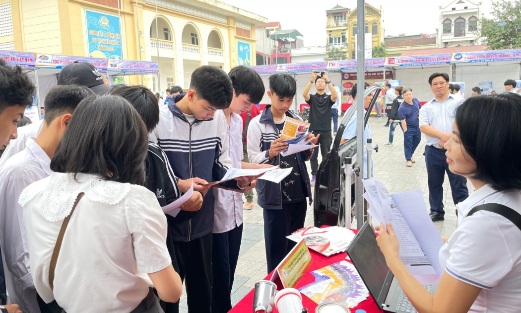Tư vấn, giới thiệu việc làm cho lao động trẻ. Ảnh: Thanh Bình.