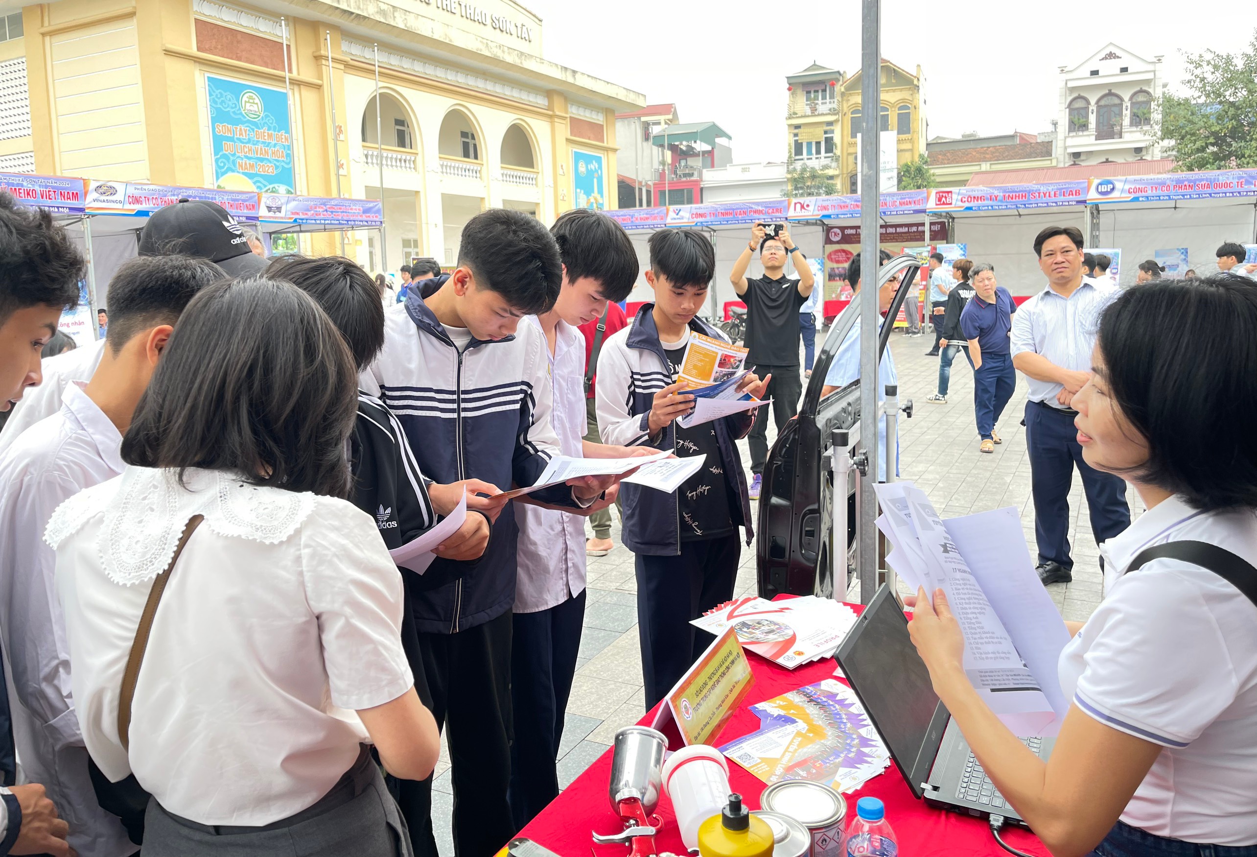 Tư vấn, giới thiệu việc làm cho lao động trẻ. Ảnh: Thanh Bình.