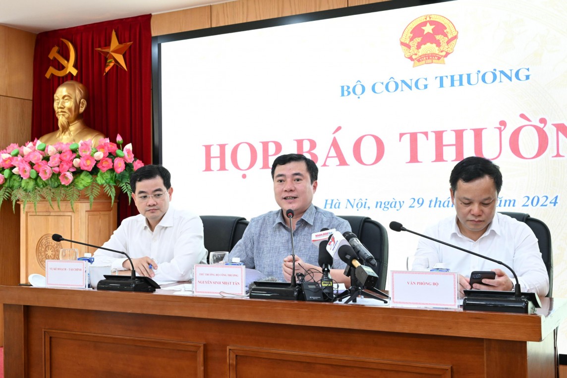Thứ trưởng Bộ Công Thương Nguyễn Sinh Nhật Tân chủ trì họp báo.