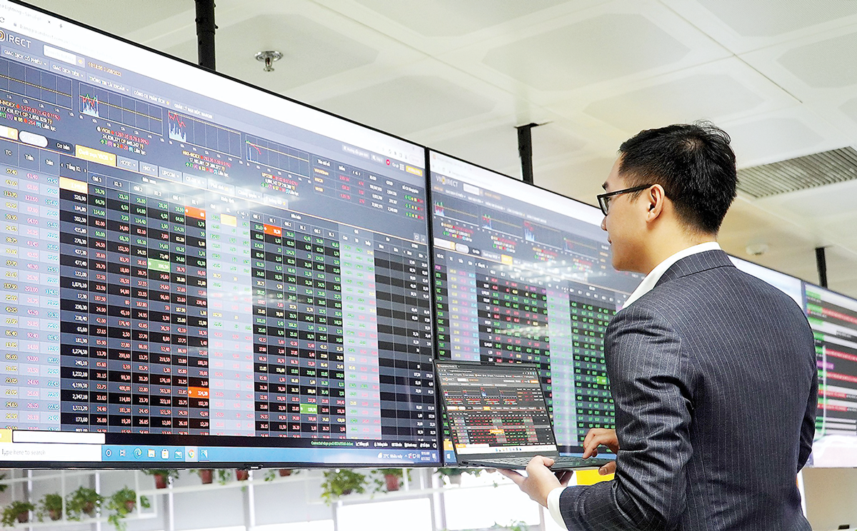 C&acirc;u chuyện n&acirc;ng hạng thị trường chứng kho&aacute;n Việt Nam&nbsp;đang thu h&uacute;t sự quan t&acirc;m của nhiều nh&agrave;&nbsp;đầu tư,&nbsp;đặc biệt l&agrave; c&aacute;c nh&agrave;&nbsp;đầu tư nước ngo&agrave;i.