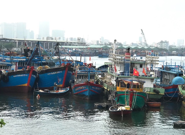 Công tác thi công nạo vét âu thuyền Thọ Quang vẫn bảo đảm duy trì các hoạt động bình thường của khu vực âu thuyền. Ảnh Ngô Anh Văn
