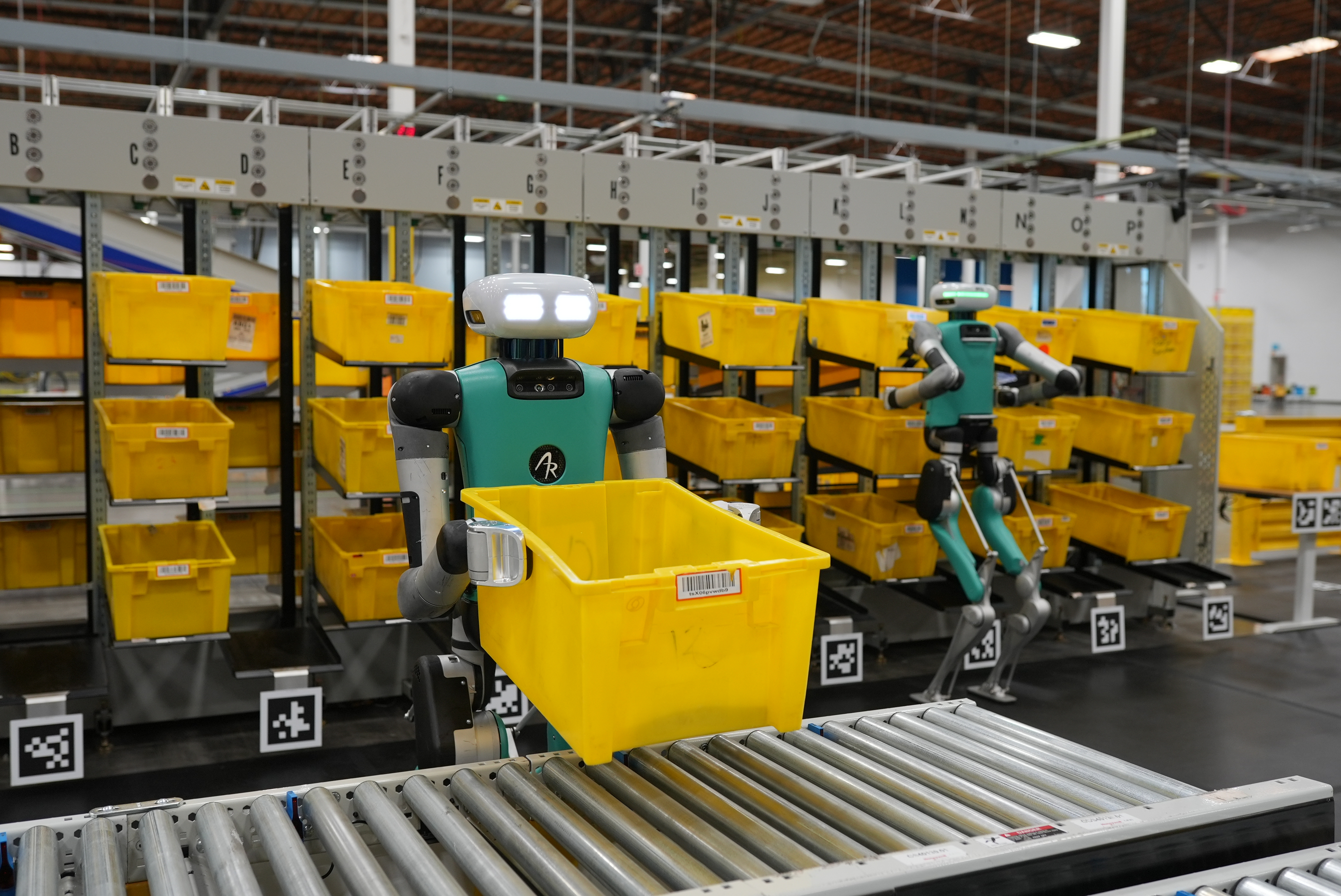 Các nhân viên tại một nhà kho gần Seattle, Mỹ của Amazon gần đây đã quen với một “đồng nghiệp” mới.