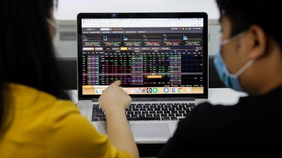 Foreign Investors Exit Vietnamese Stocks in March, Real Estate and Dairy Giants Hit Hardest