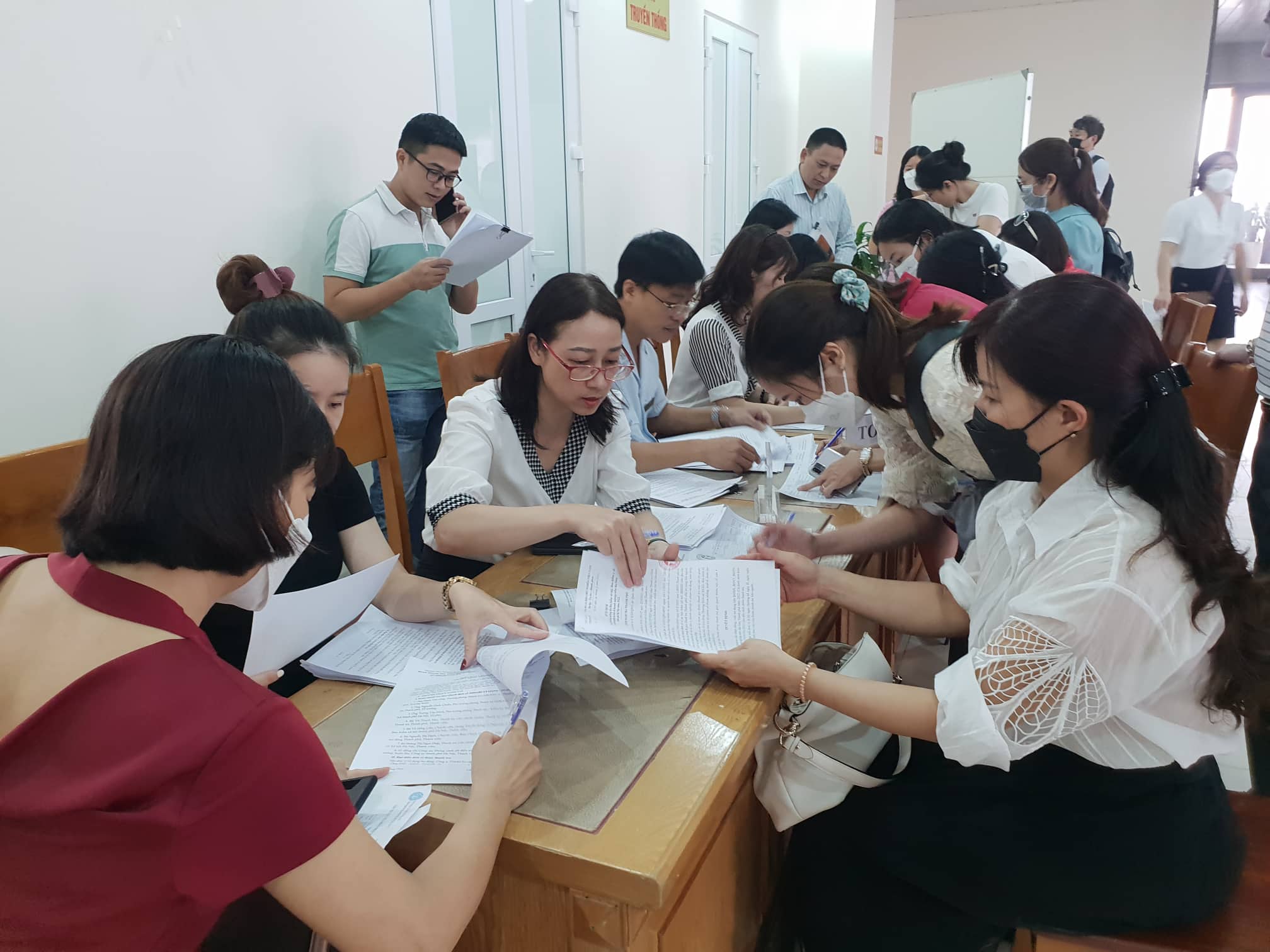 Đại diện các đơn vị chậm đóng bảo hiểm nhận quyết định thanh tra. Ảnh minh họa: Thu Hiền.
