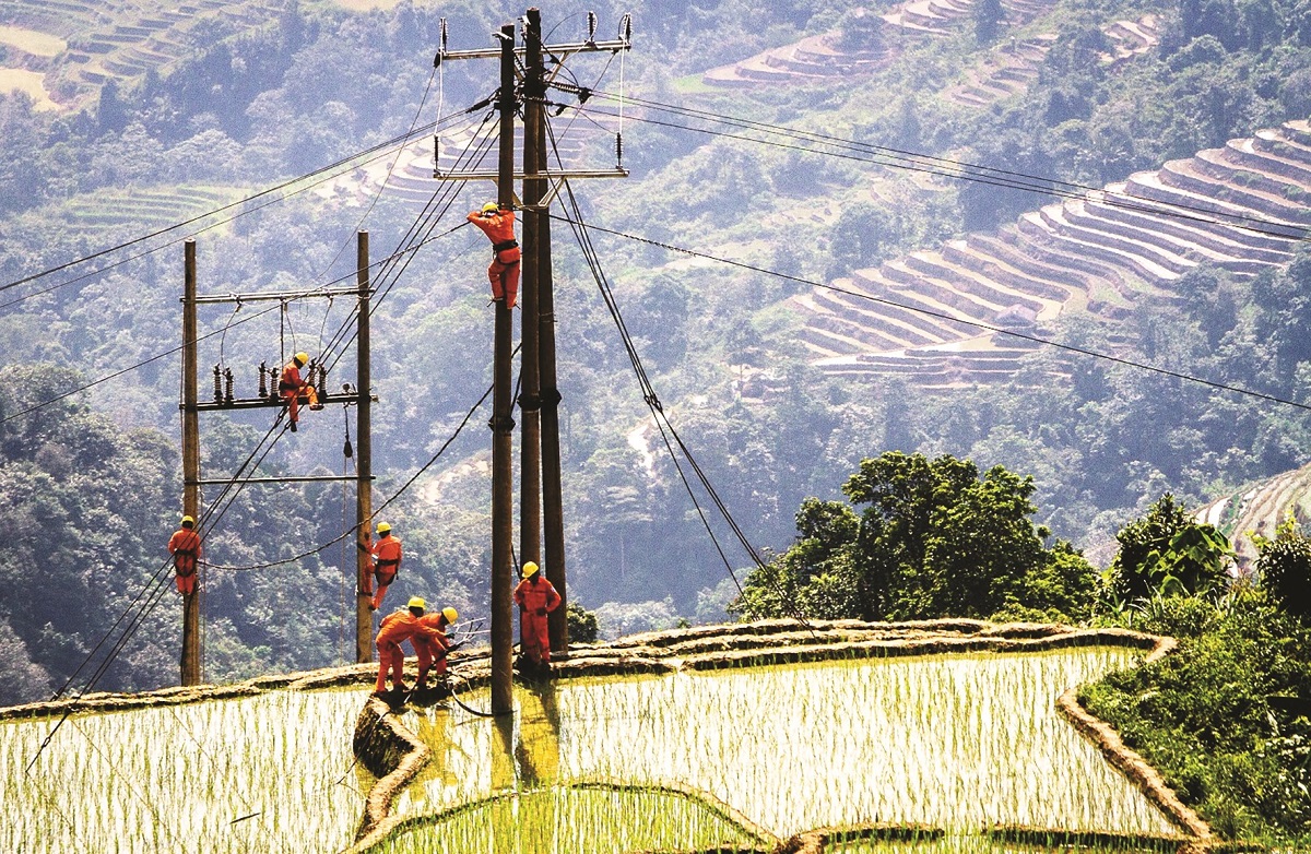 Cung cấp điện cho nông thôn, miền núi và hải đảo bằng lưới điện quốc gia.