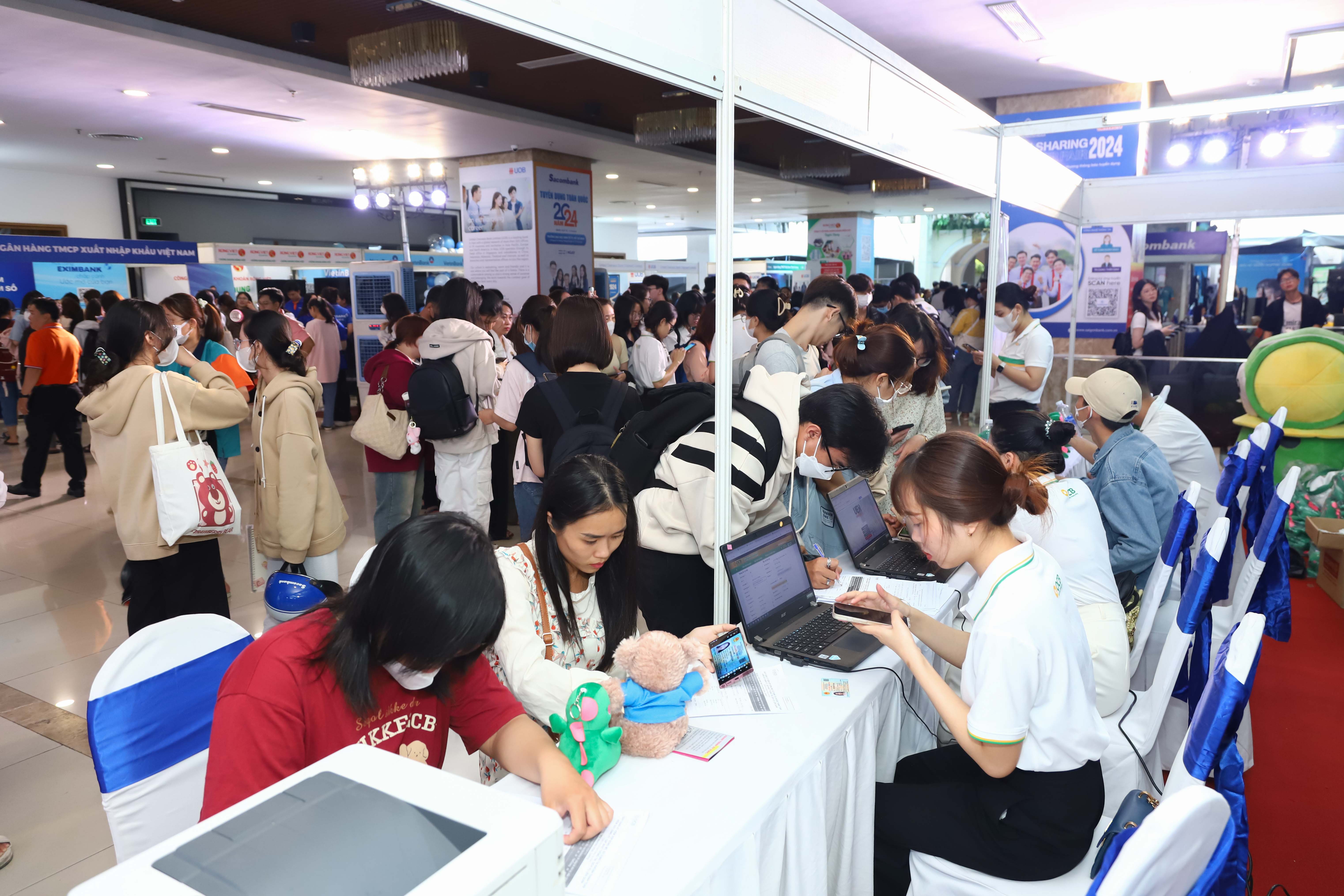 Chuỗi sự kiện UEH Sharing – Career Fair 2024 kết nối hơn 5000 cơ hội việc làm do Đại học Kinh tế TP.HCM tổ chức từ 25-31/3/2024.
