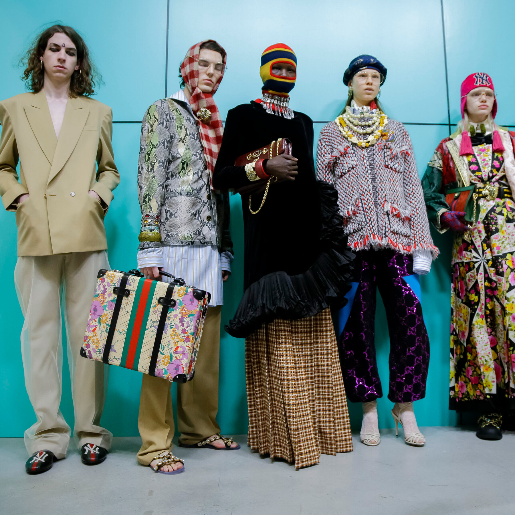 Những thiết kế theo chủ nghĩa tối đa của Alessandro Michele tại Gucci.