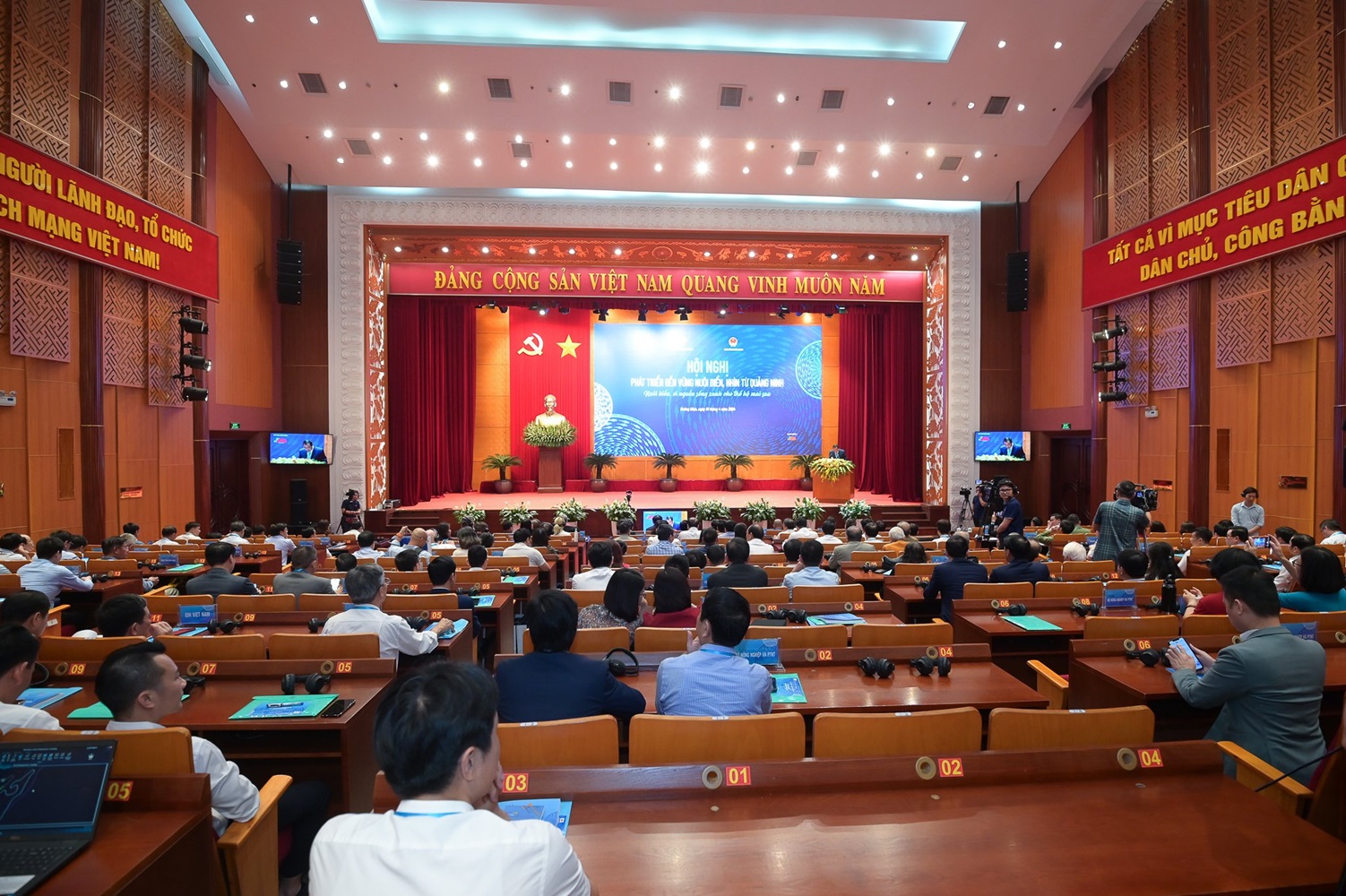 Quang cảnh hội nghị: “Phát triển bền vững nuôi biển - Nhìn từ Quảng Ninh”.