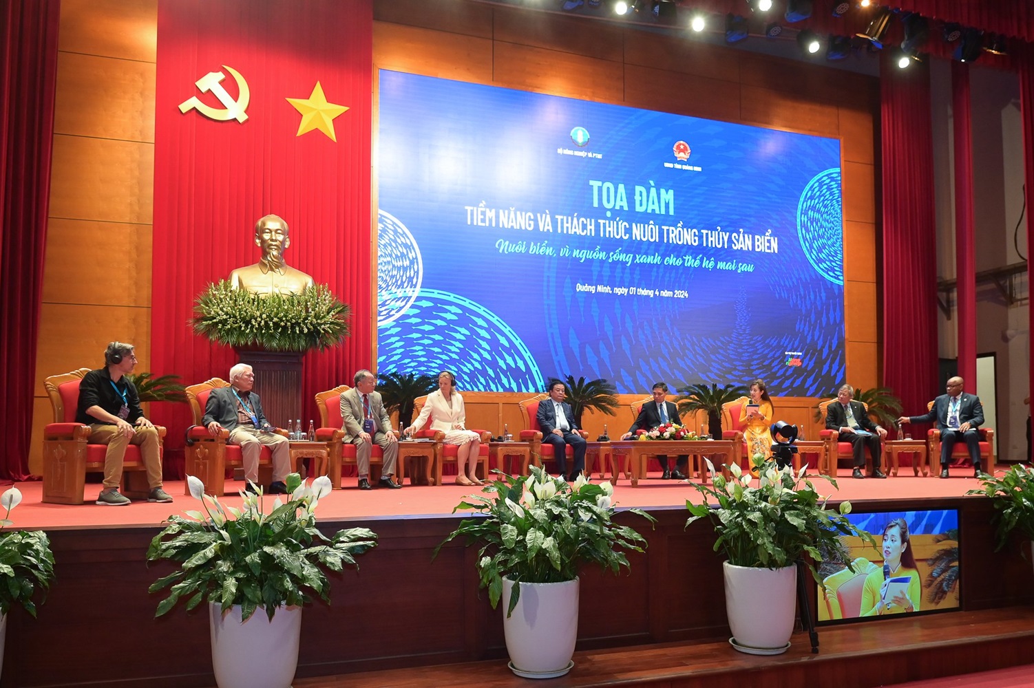 Các đại biểu tham gia tọa đàm tại hội nghị.