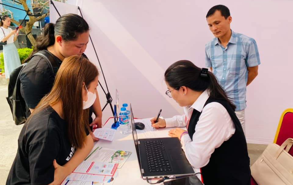 Doanh nghiệp tiếp nhận thông tin của người lao động. 