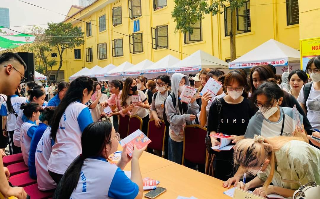 Đông đảo sinh viên, người lao động tham gia Ngày hội việc làm chuyên đề việc làm bán thời gian, ngày 2/4. Ảnh: Thanh Bình.