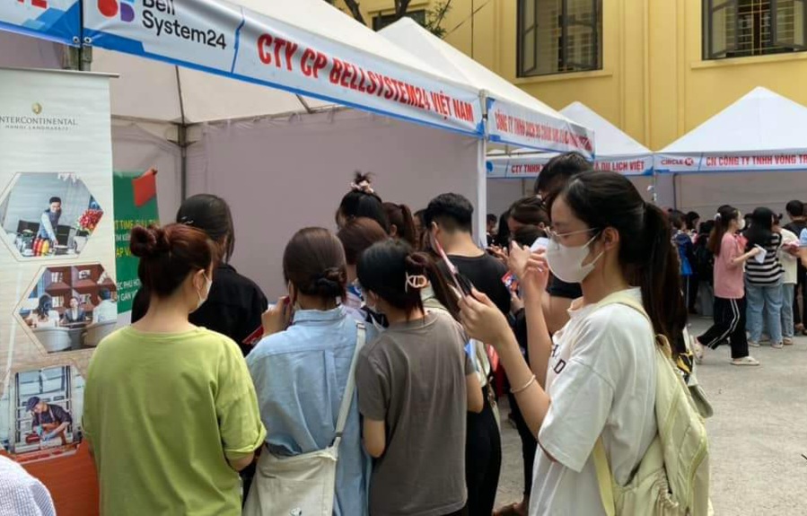 Người lao động t&igrave;m hiểu c&aacute;c vị tr&iacute; việc l&agrave;m. Ảnh: Thanh B&igrave;nh.