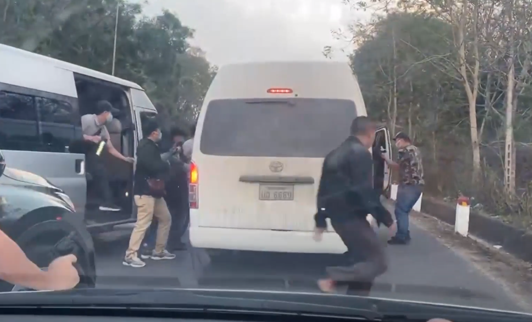 To&agrave;n bộ số ma tu&yacute; tr&ecirc;n được c&aacute;c đối tượng giấu ph&iacute;a tr&ecirc;n trần xe &ocirc; t&ocirc; kh&aacute;ch mang biển kiểm so&aacute;t L&agrave;o.