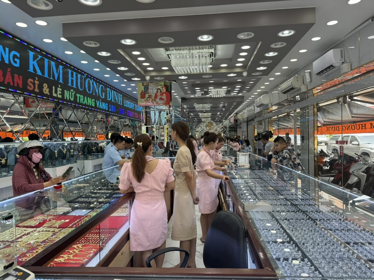 Tiệm vàng lớn nhất thành phố Long Xuyên, An Giang.