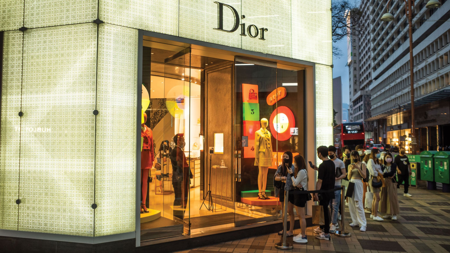 Kh&aacute;ch h&agrave;ng ch&acirc;u &Aacute; kh&aacute; lạc quan về tương lai hậu Covid-19, nhưng quan niệm về gi&aacute; trị h&agrave;ng xa xỉ của họ đ&atilde; c&oacute; sự thay đổi r&otilde; n&eacute;t.