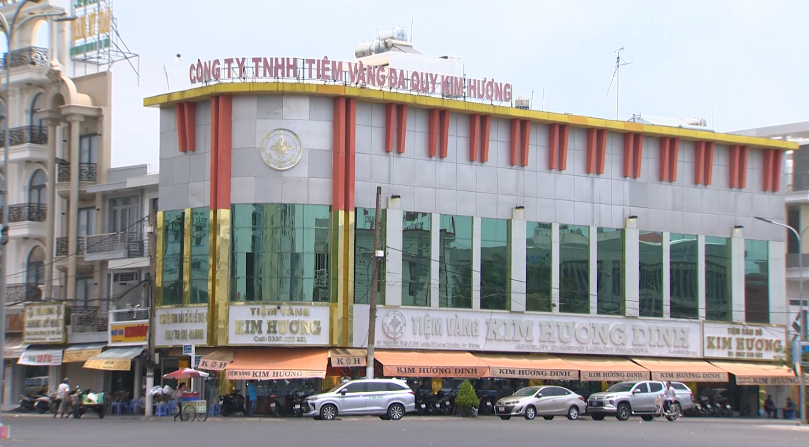 Tiệm vàng lớn nhất thành phố Long Xuyên, An Giang.